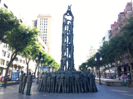 162 "Castell" (human tower) monument
